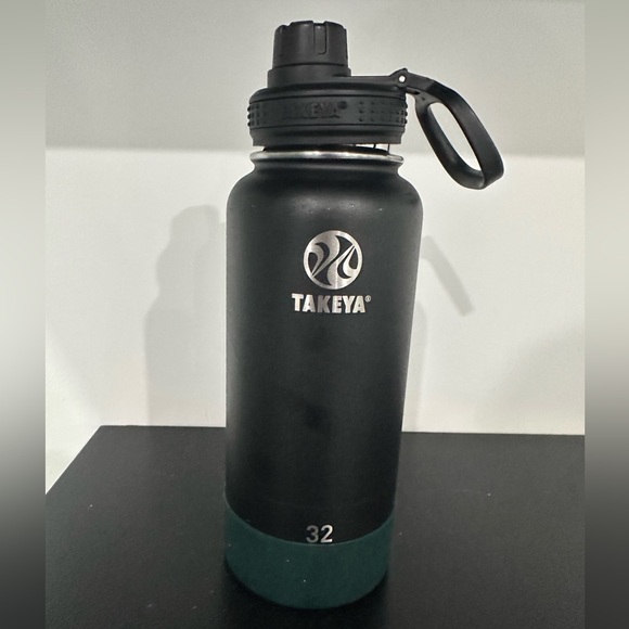 TAKEYA BLACK AND GREEN WATER BOTTLE 32 oz. - Picture 1 of 3